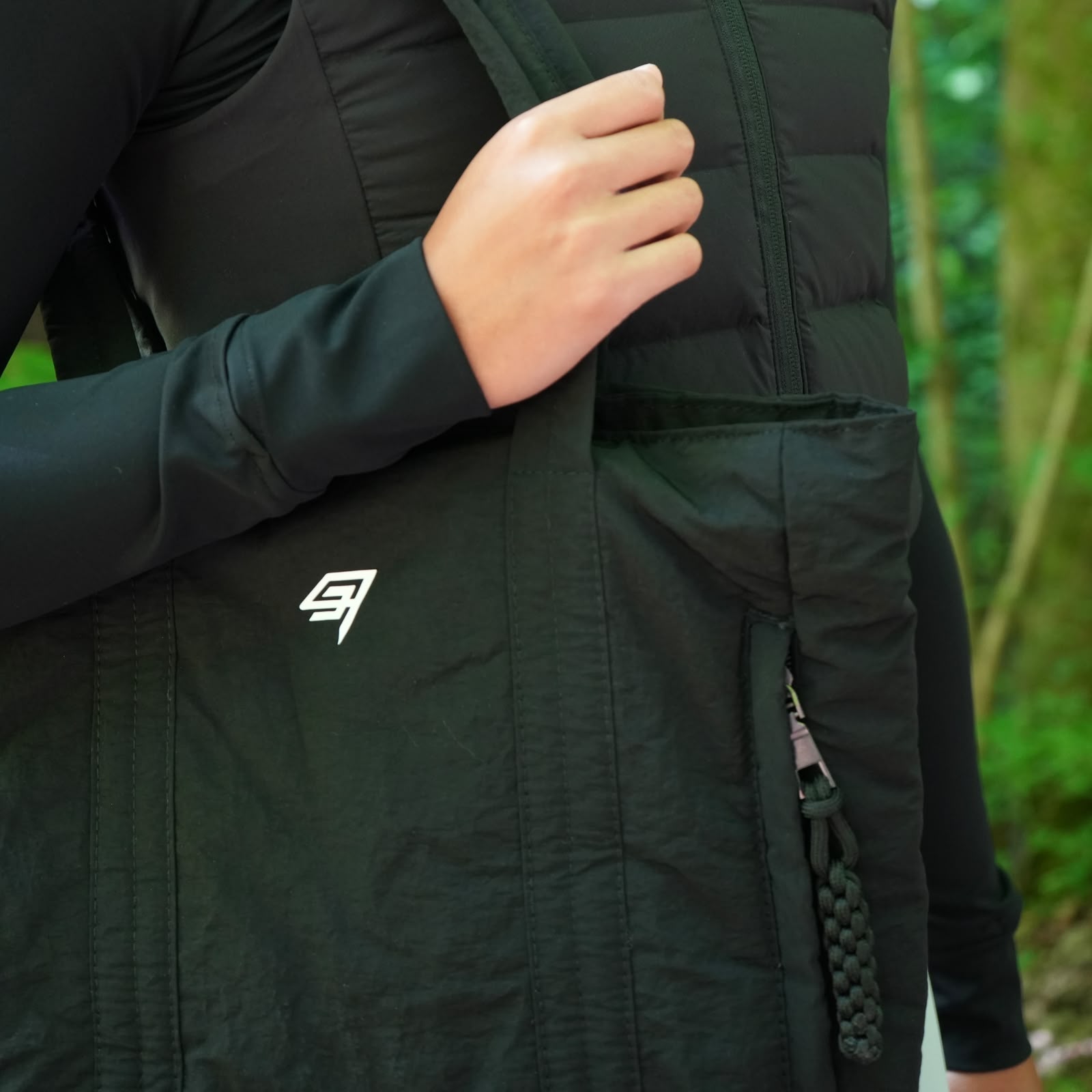 THR9VE CLOUD Tote Bag in black — display view 2