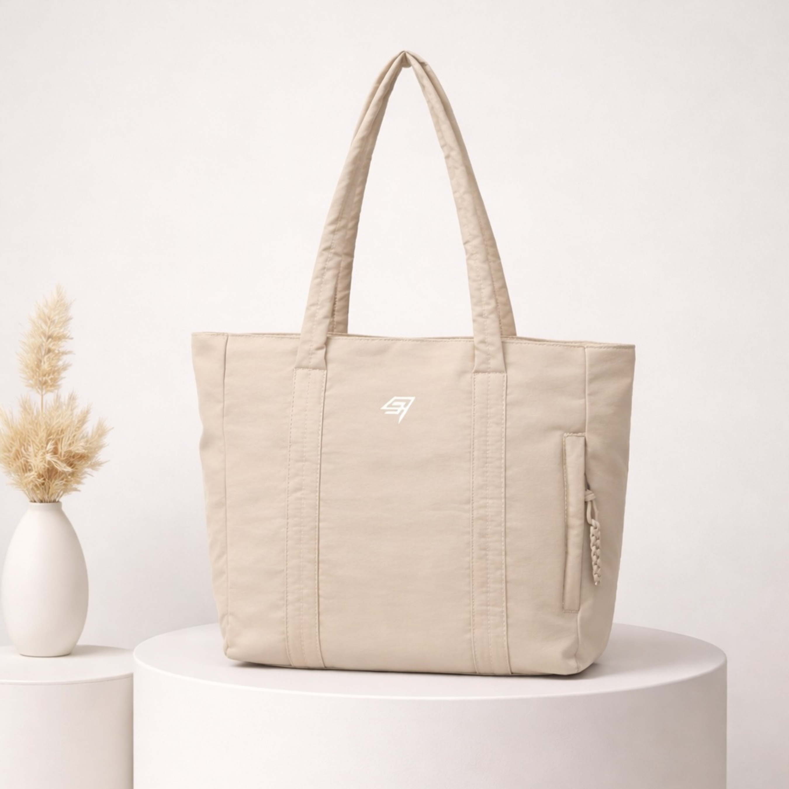 THR9VE CLOUD Tote Bag in white cream — display view