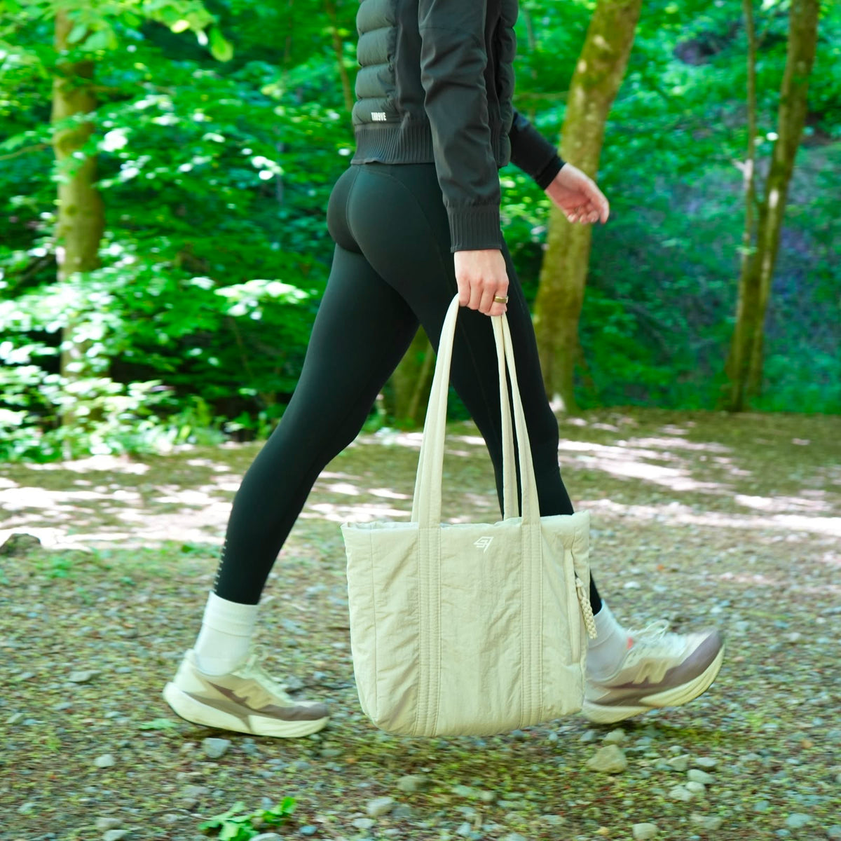 THR9VE CLOUD Tote Bag in white cream — display view 2