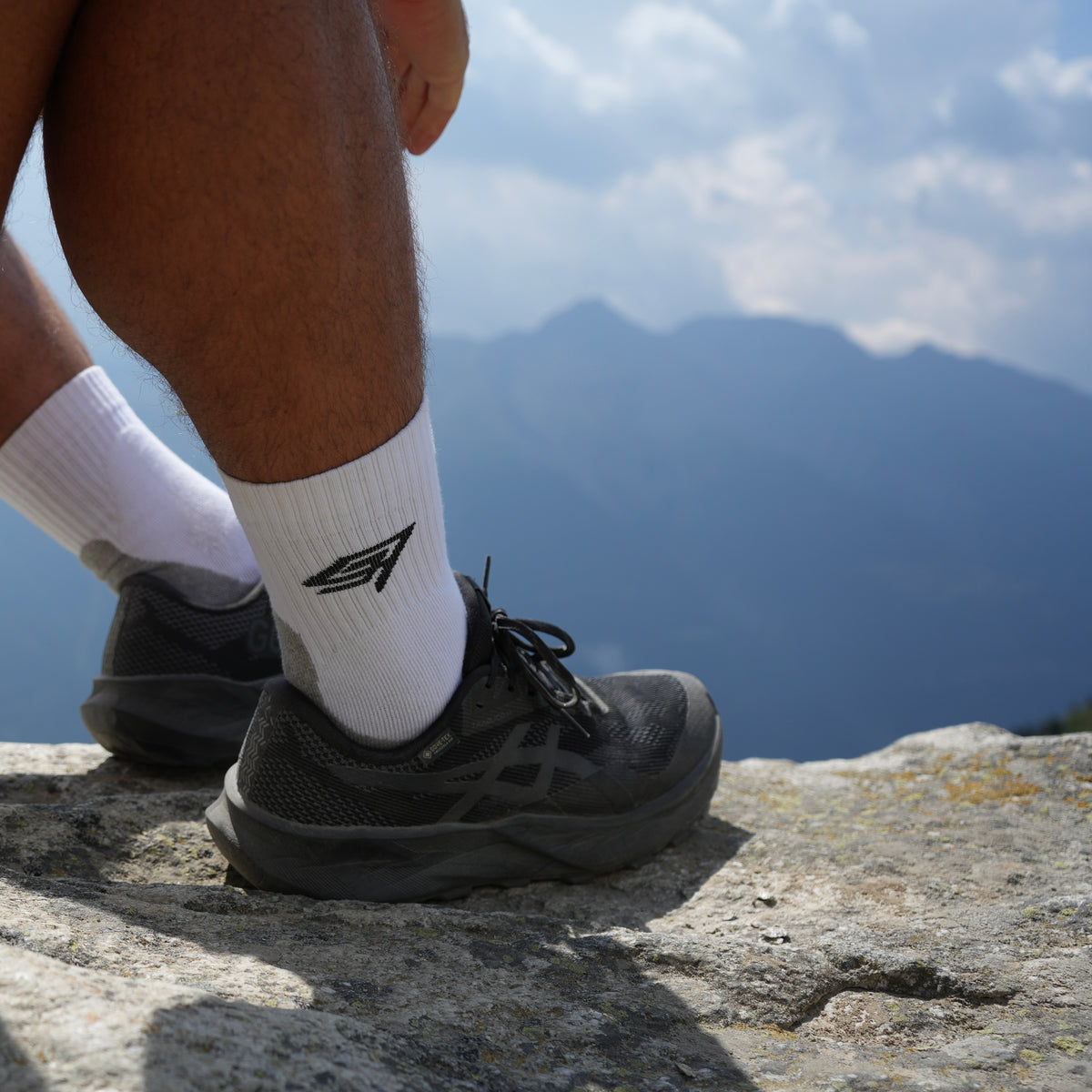 THR9VE PROCESS Performance Socks in white — unisex training socks, studio photograph 3
