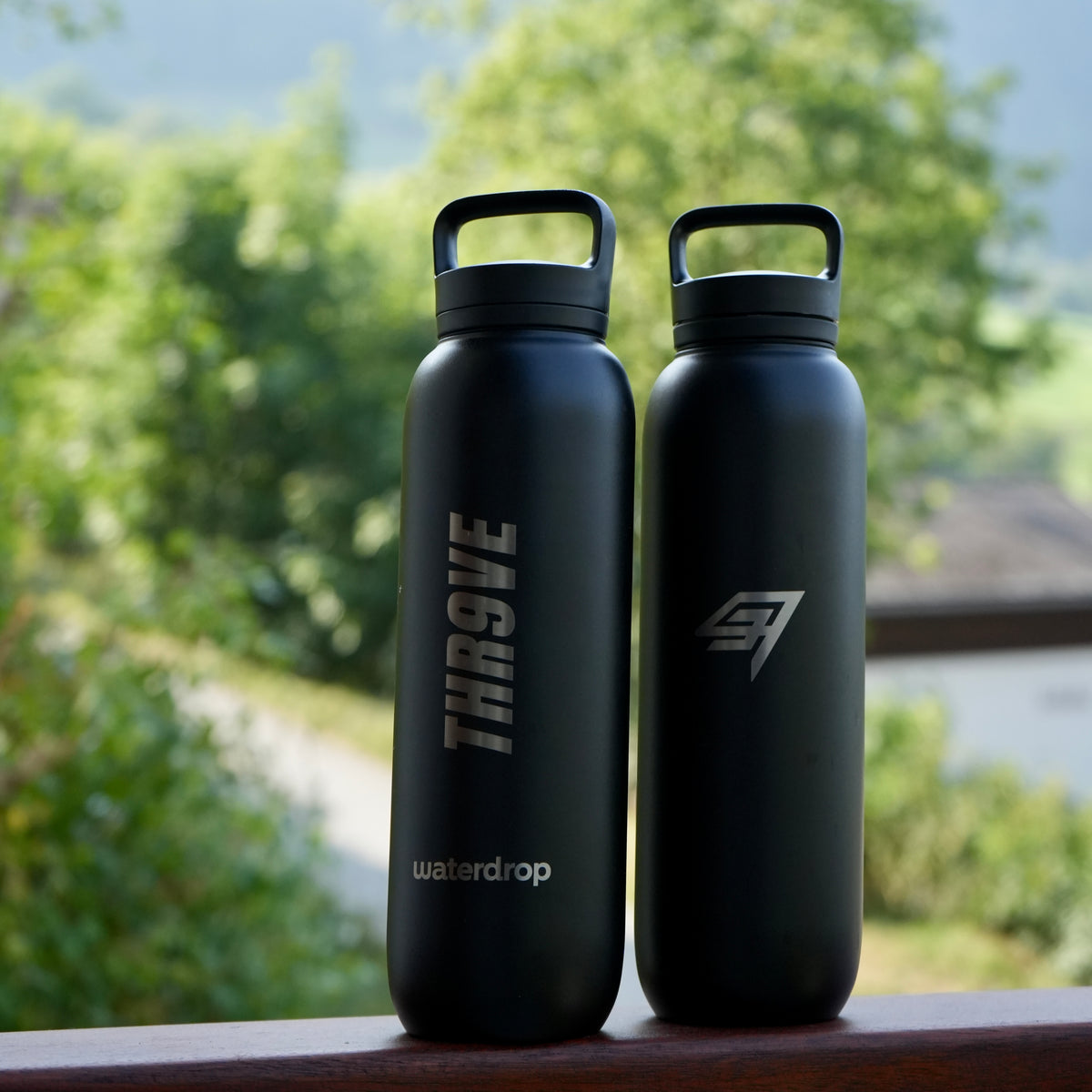 THR9VE INSULATE Steel Bottle 1000ml in matte black — insulated stainless steel bottle, photograph 1