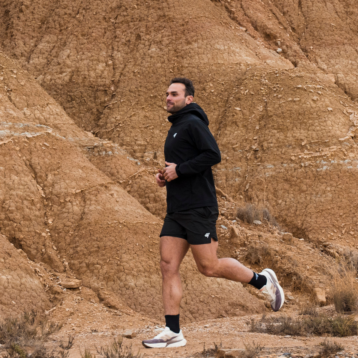 THR9VE BELIEF Jacket in black — on model while running